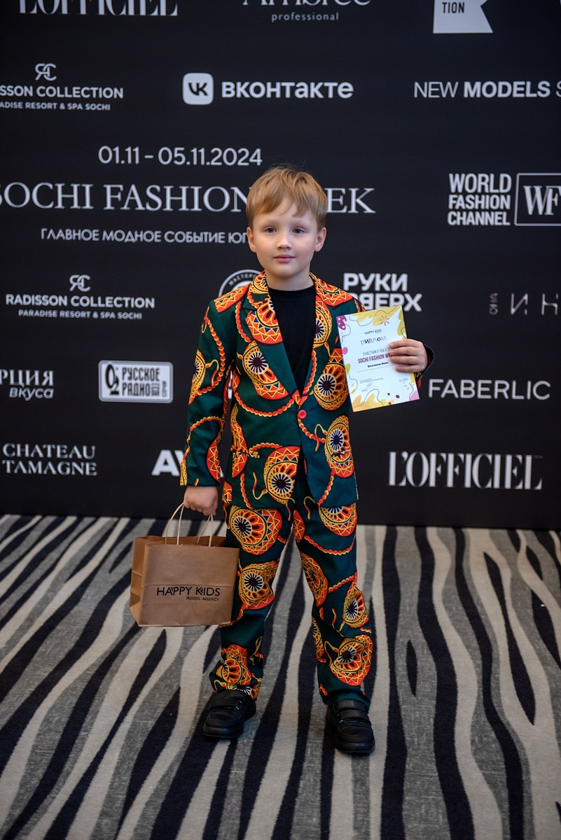 SochiFashionWeek2024 дизайнер Юлия Крылова. Семейный и коммерческий фотограф в Сочи Александр Бодунов