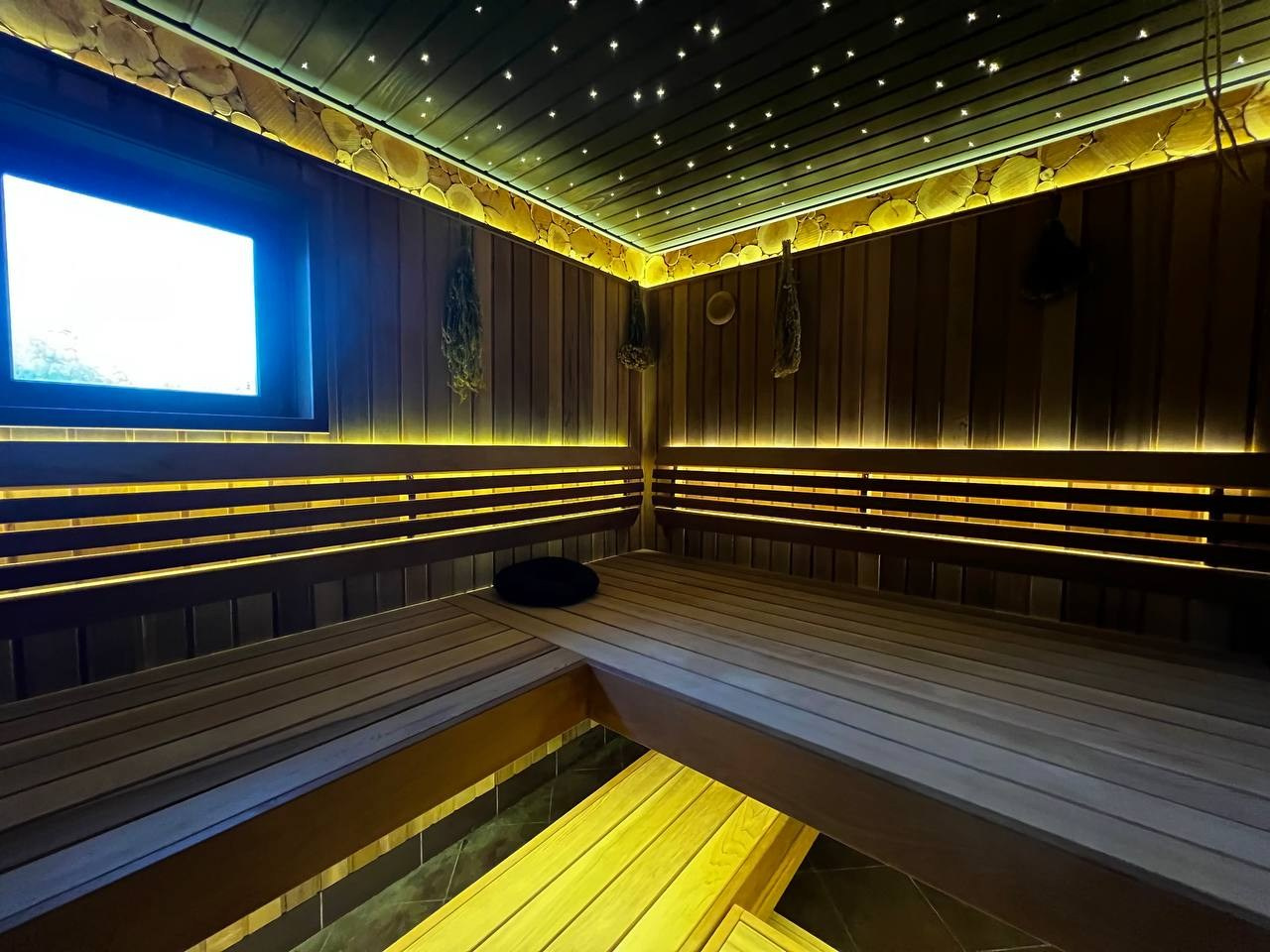 Полностью обновленная парная в Стрельцово с добавлением таких ништяков, как ночное звездное небо, второе дыхание и даже настоящее дерево!. SaunaTopMasters
