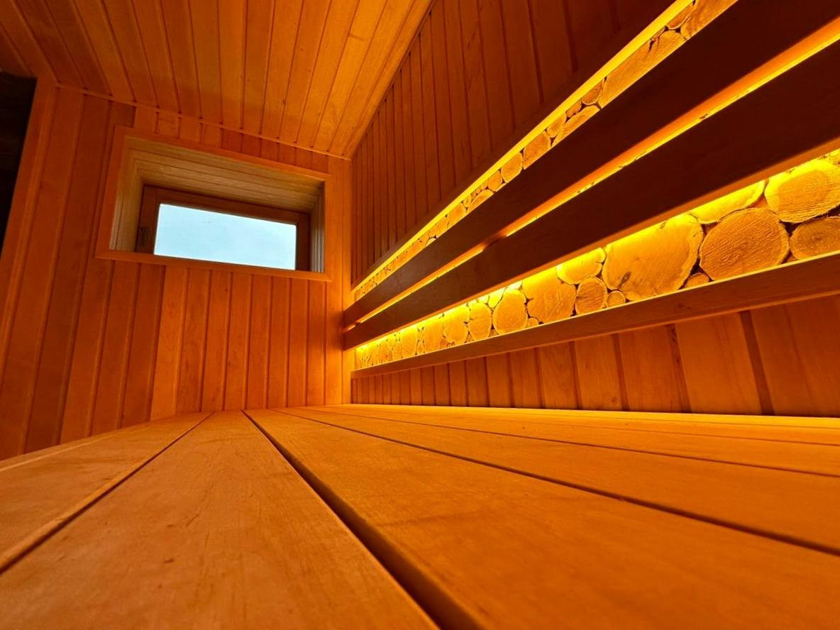 Сауна в Киссолово на 100% выполнена из ольхи. За подспинником красуется можжевельник, а отапливает эту красоту Harvia Cilindro. SaunaTopMasters