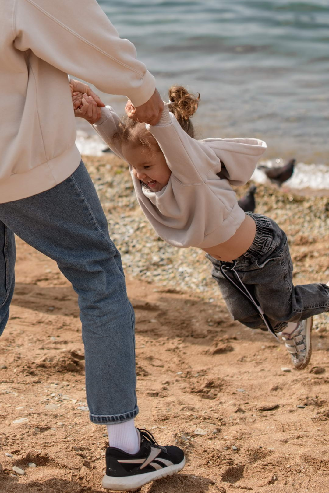 Семейная фотосессия осенью на берегу моря в Геленджике — фотограф Жанна Шестопалова