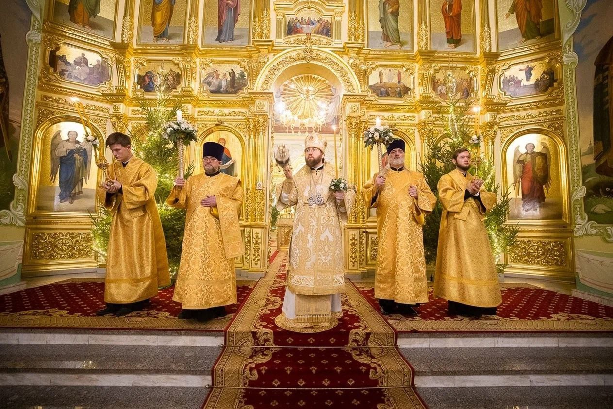 Благочинный Северо-Западного округа принял участие в Архиерейском Богослужении в Покровском соборе. Саратовское Северо-Западное благочиние