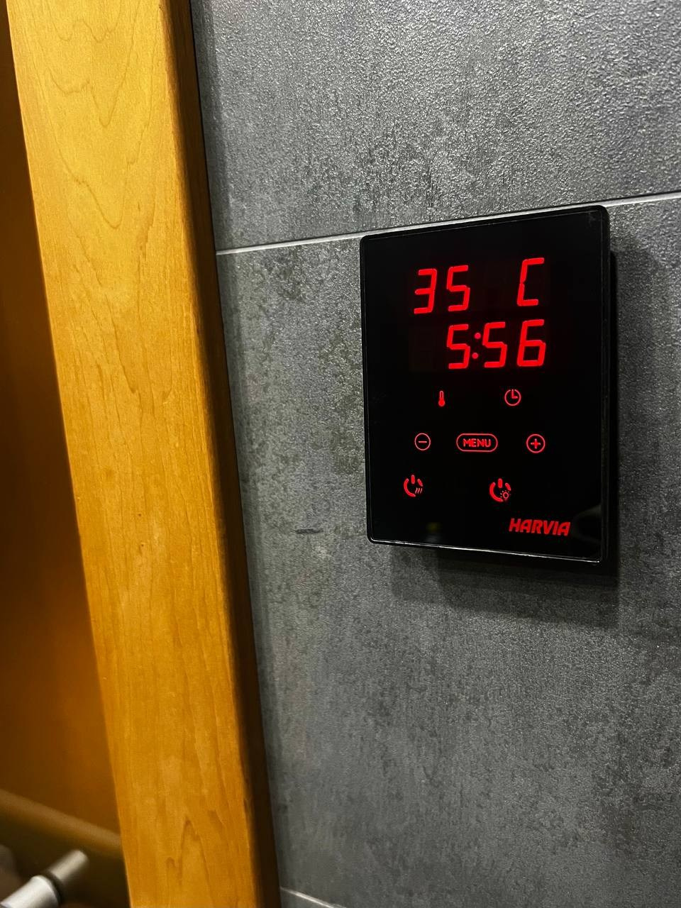 Семейная сауна на мансарде в Охта Парке: широкая термоольха, парящие полки и тёплая линейная подсветка для полного погружения. SaunaTopMasters