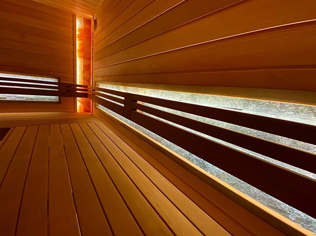 Парная в Манушкино по проекту MBSaun: гармония гималайской соли и натурального камня за подспинниками создаёт особую атмосферу уюта. SaunaTopMasters