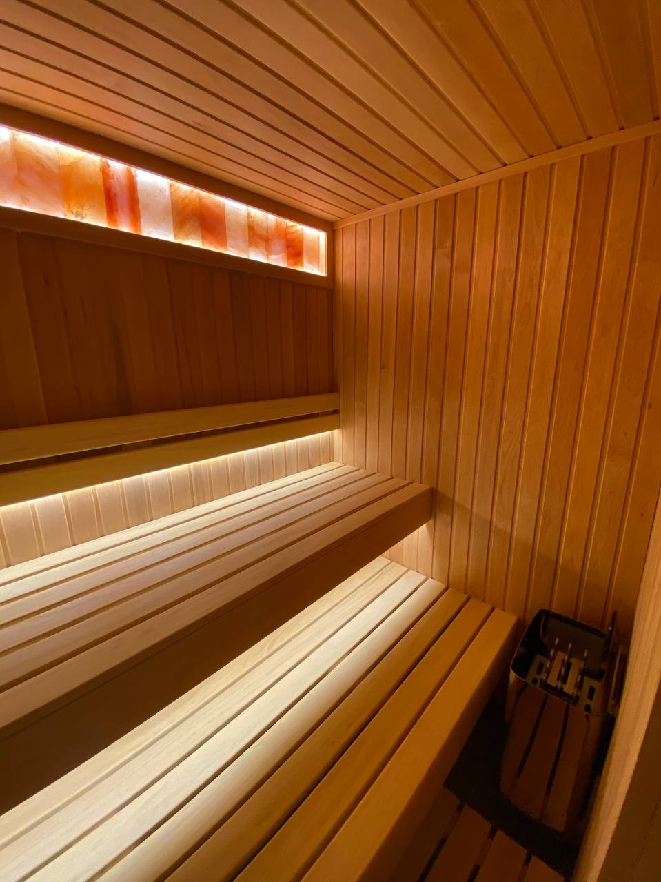 Компактная сауна в Охте: ольха, парящие полки, солевая линия 200 мм на базе электрокаменки Harvia Vega — максимум уюта в малом формате. SaunaTopMasters