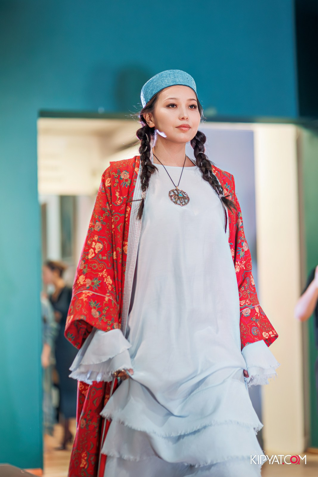 FASHION ПОКАЗ, КАЗАХСКОЙ НАЦИОНАЛЬНОЙ ОДЕЖДЫ. КИПЯТКОМ АЛМАТЫ!