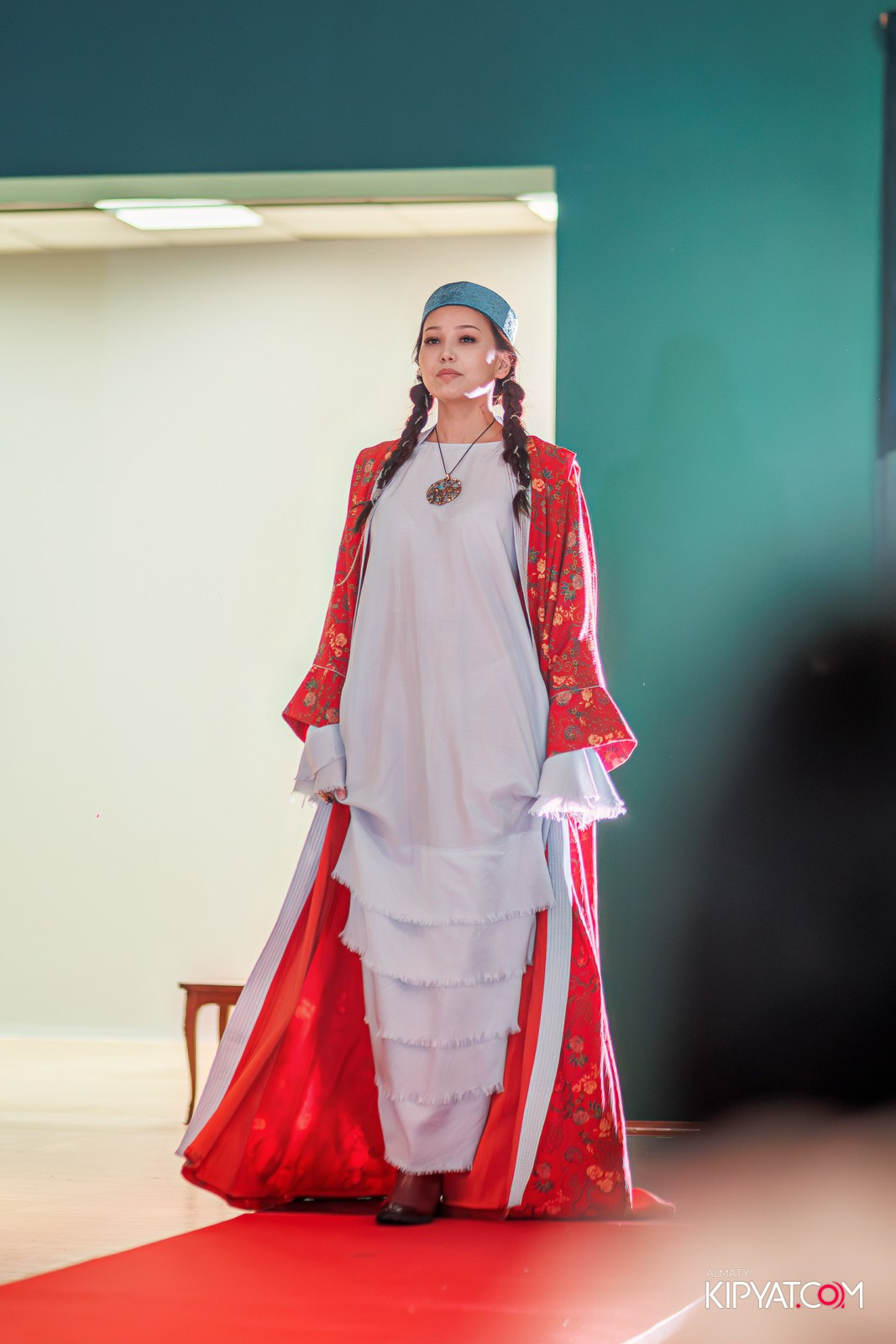 FASHION ПОКАЗ, КАЗАХСКОЙ НАЦИОНАЛЬНОЙ ОДЕЖДЫ. КИПЯТКОМ АЛМАТЫ!