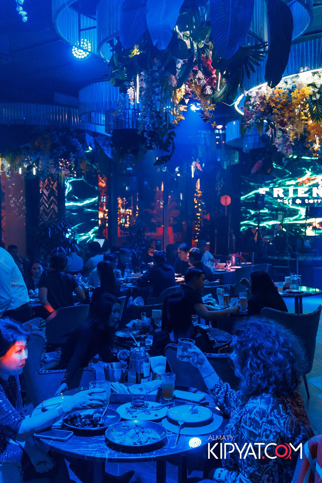 FRIENDS BAR & TERRACE. КИПЯТКОМ АЛМАТЫ!