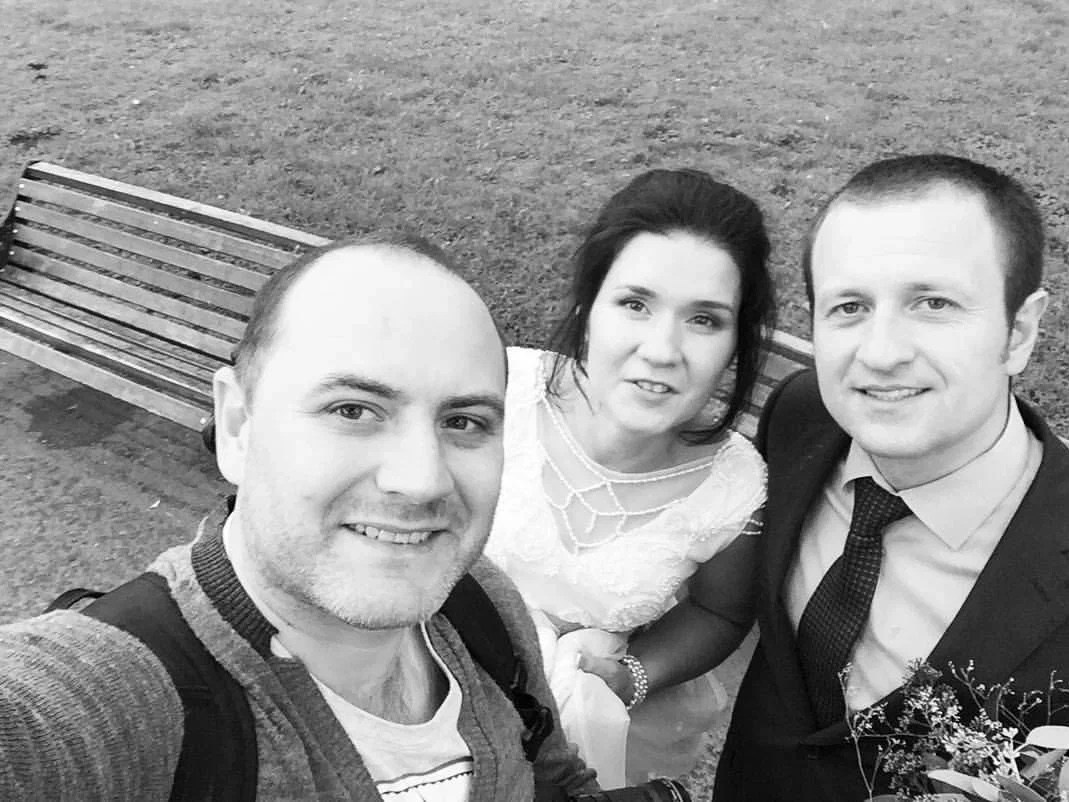 Фотограф в кадре — на протяжении уже 10 лет, по традиции делаю обязательно фото с молодыми!. Свадебный фотограф Александр Абрамов Москва / Зеленоград