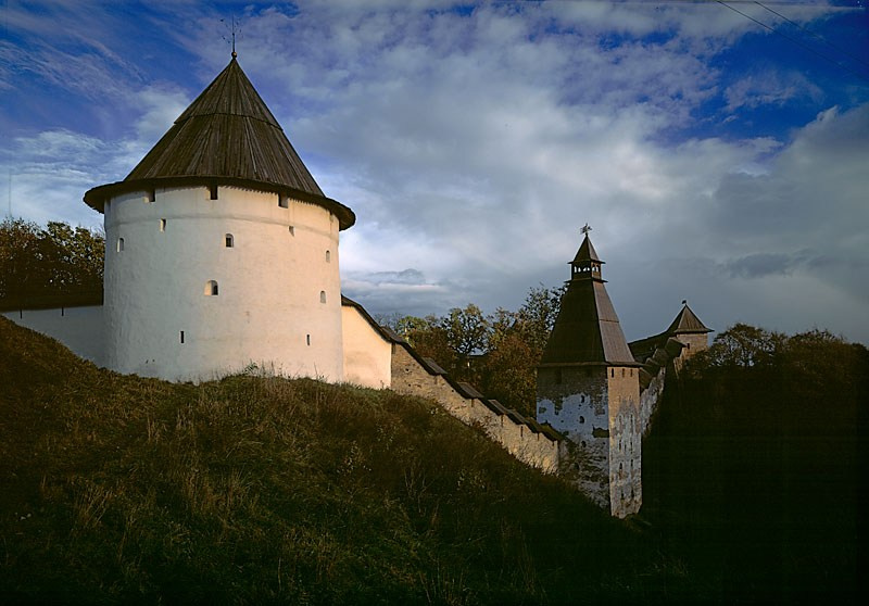 Стены и башни Псковского кремля