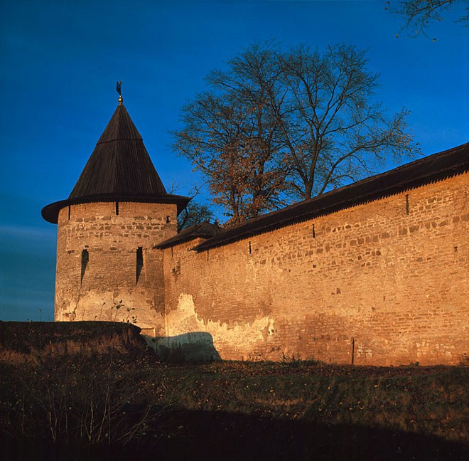 Стены и башни Псковского кремля