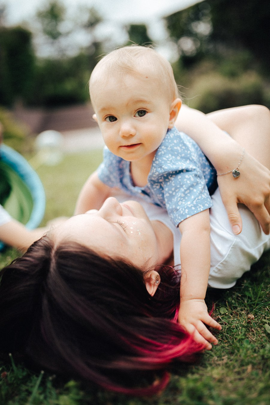 Коля, Ксюша, Саша, Андрей, Кира и бабушки | на даче