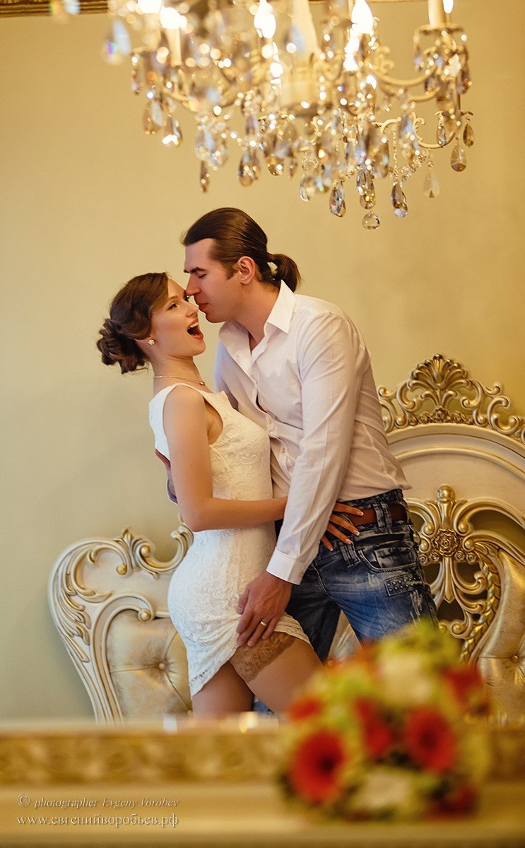 Свадебная фотосессия в Красноярске лучший фотограф свадьба Красноярск невеста свадебное платье жених визажист причёска макияж идея места образ пример красивая фото позы для свадебной фотосессии фотография декор агентство организация цены описание услуги ведущий тамада заказать забронировать стилист 