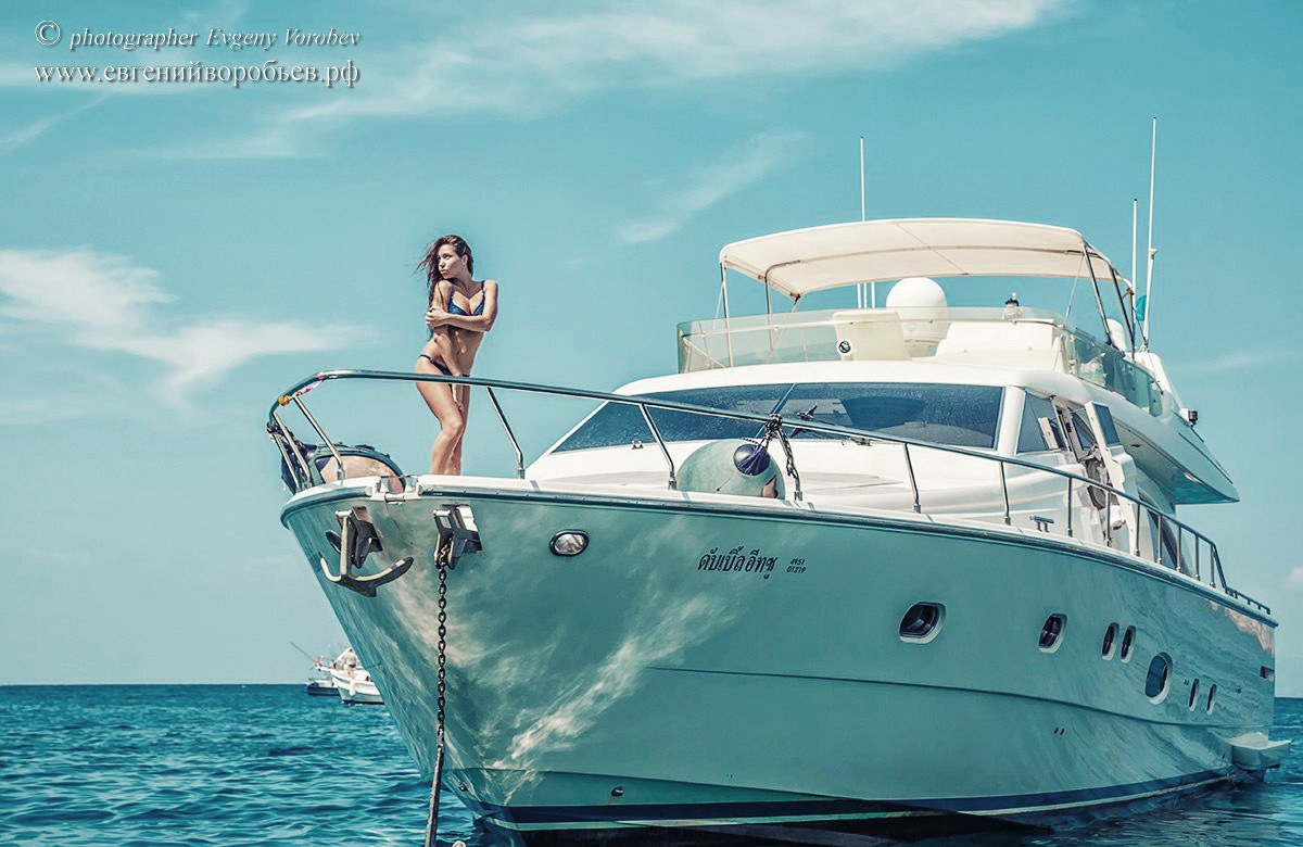 Фотосессия Пхукет фотограф красивая девушка в купальнике на яхте катамаран катер пляж Патонг Ката Карон Найхарн Майкао идея место поза пример фото море волна  заказать фотосъёмку Phuket Patong Naiharn цена стоимость описание фотосессии 