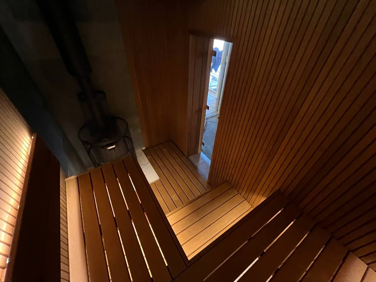 Компактная баня в КП Небо на базе Harvia Legend. Полностью выполнена из термоольхи, а в потолок интегрировано можжевеловое панно. SaunaTopMasters