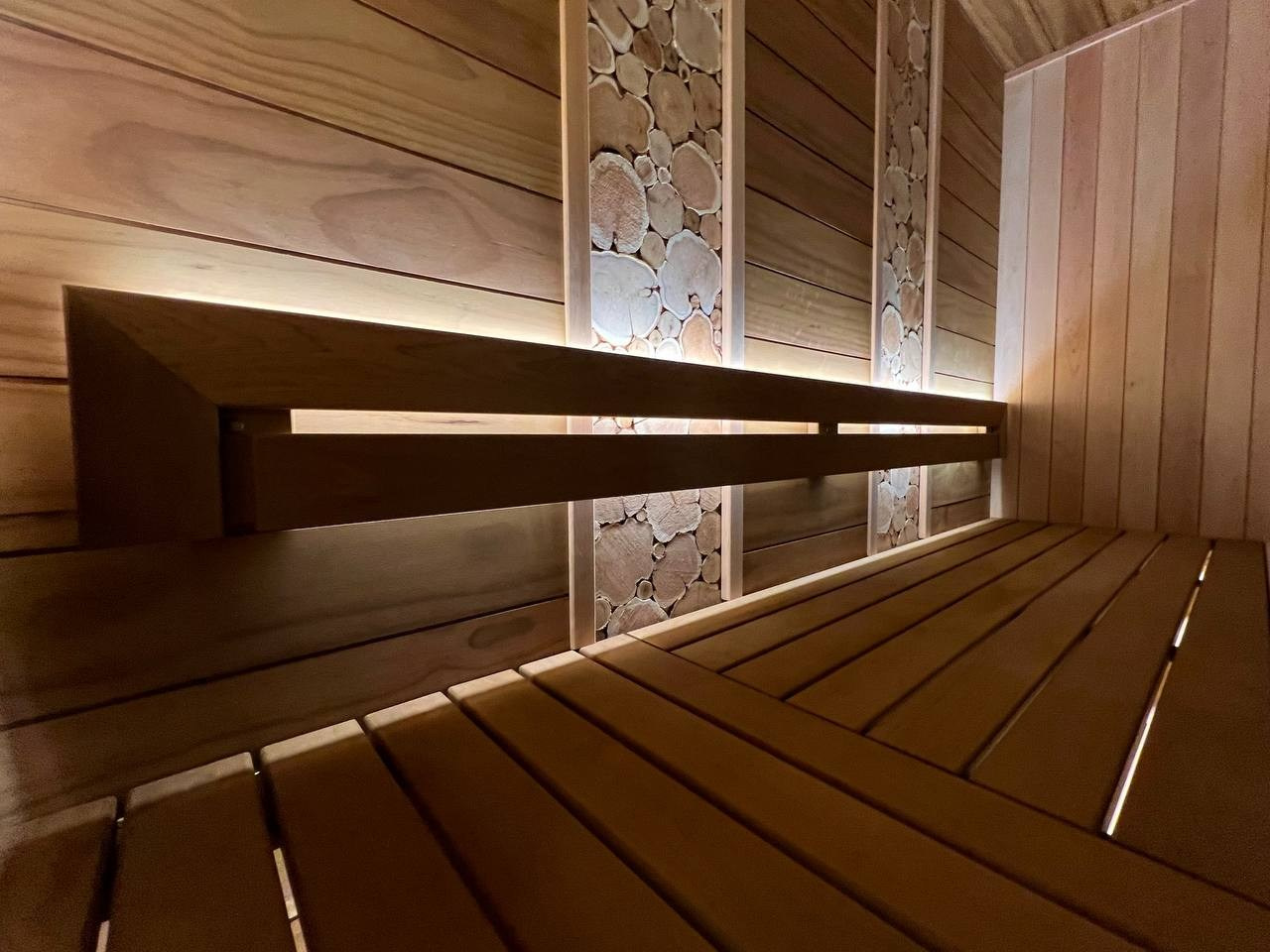 Сауна под стеклянный фасад в Куркиеках на берегу одноименной реки. Pino Premio и ольха, можжевельник и сердце парной- Harvia Cilindro. SaunaTopMasters