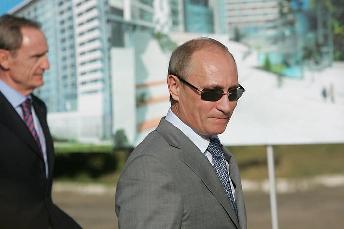 Владимир Путин в солнечных очках. Съемка для AFP в 2010 году. 