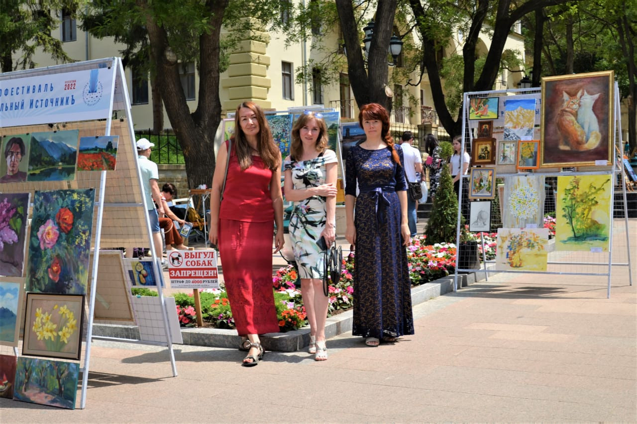 Александра Корчагина на выставке в Кисловодске Волнующий мир