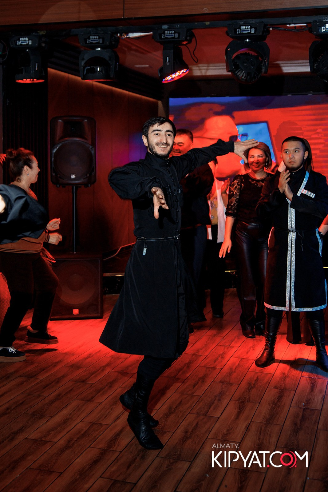 КАФЕ ЖАСМИН НА МОМЫШУЛЫ. КИПЯТКОМ АЛМАТЫ!