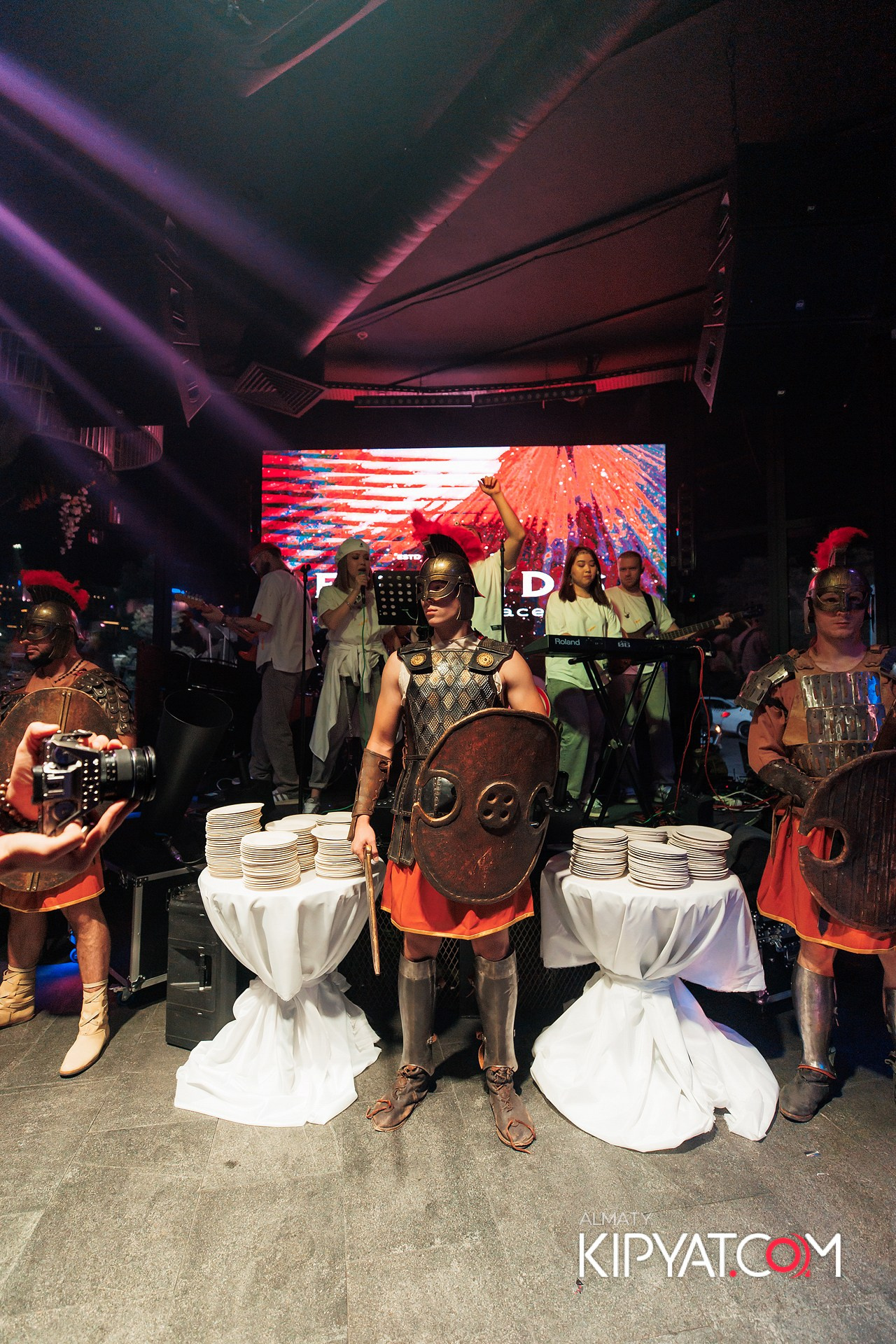 Friends bar & terrace. КИПЯТКОМ АЛМАТЫ!