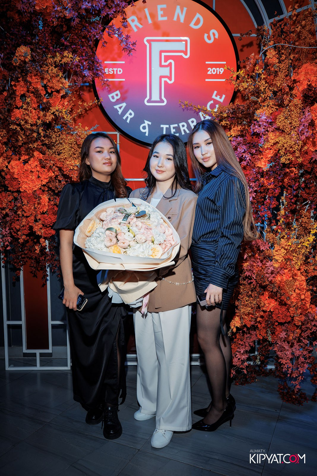 FRIENDS BAR & TERRACE. КИПЯТКОМ АЛМАТЫ!