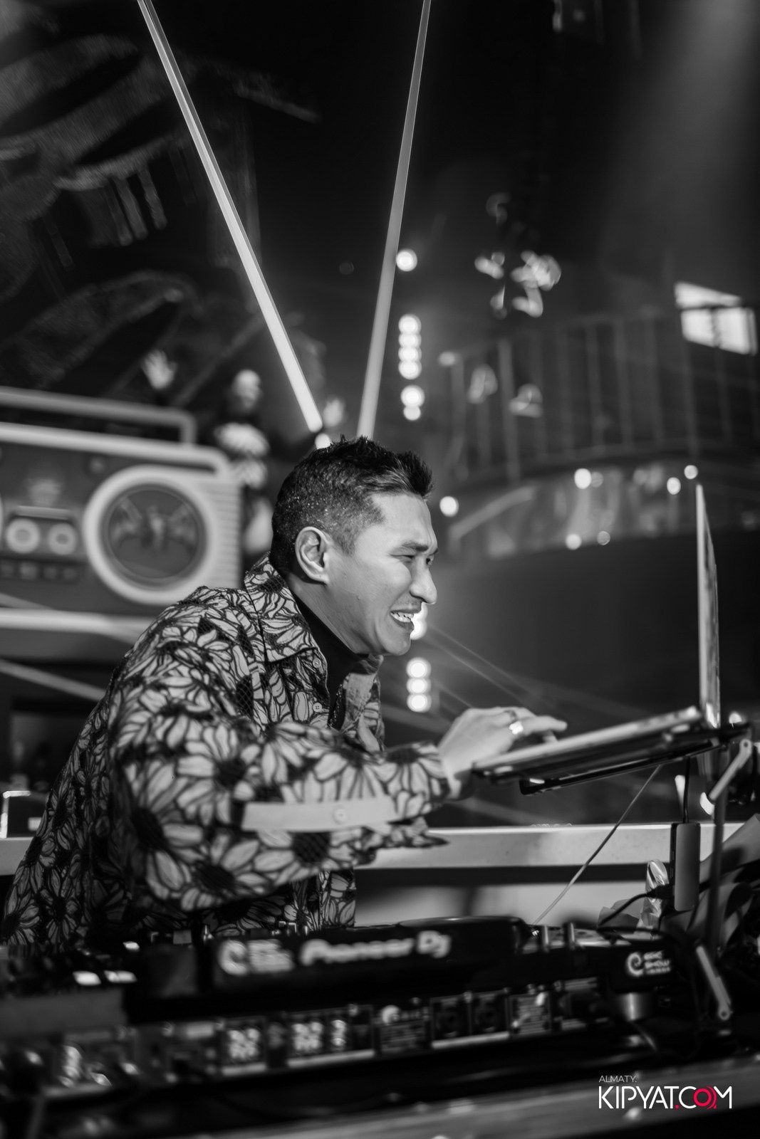 SANTA RAVE В НОЧНОМ КЛУБЕ SANTA BARBARA. КИПЯТКОМ АЛМАТЫ!