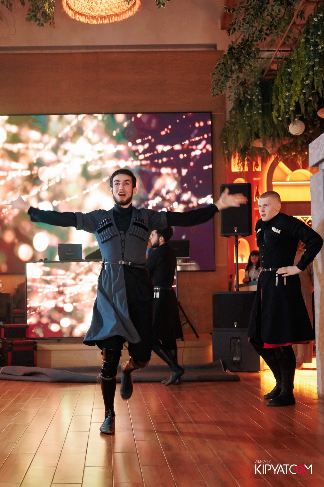 ГРУЗИНСКИЙ ДВОР НА КАБАНБАЙ БАТЫРА. КИПЯТКОМ АЛМАТЫ!