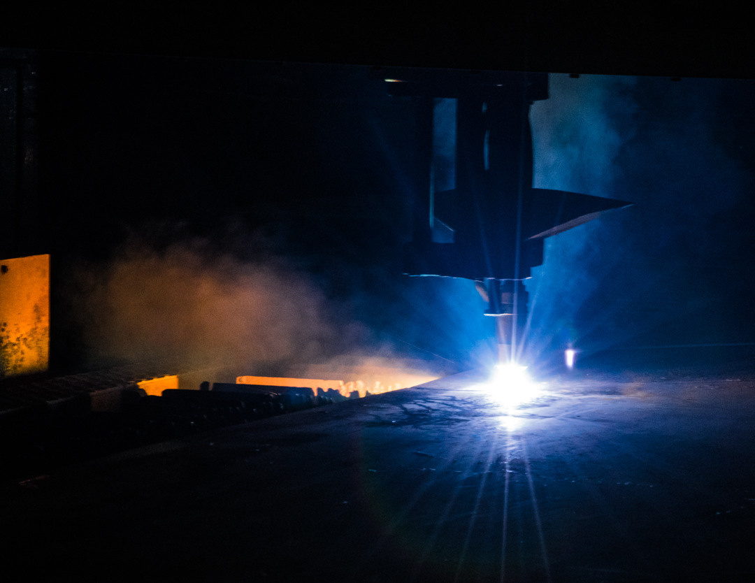 Промышленное фото Производство, резка металла лазером, в момент вспышки