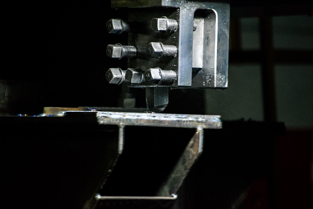 Производство, станок, резка металла в черно- белых тонах Промышленное фото