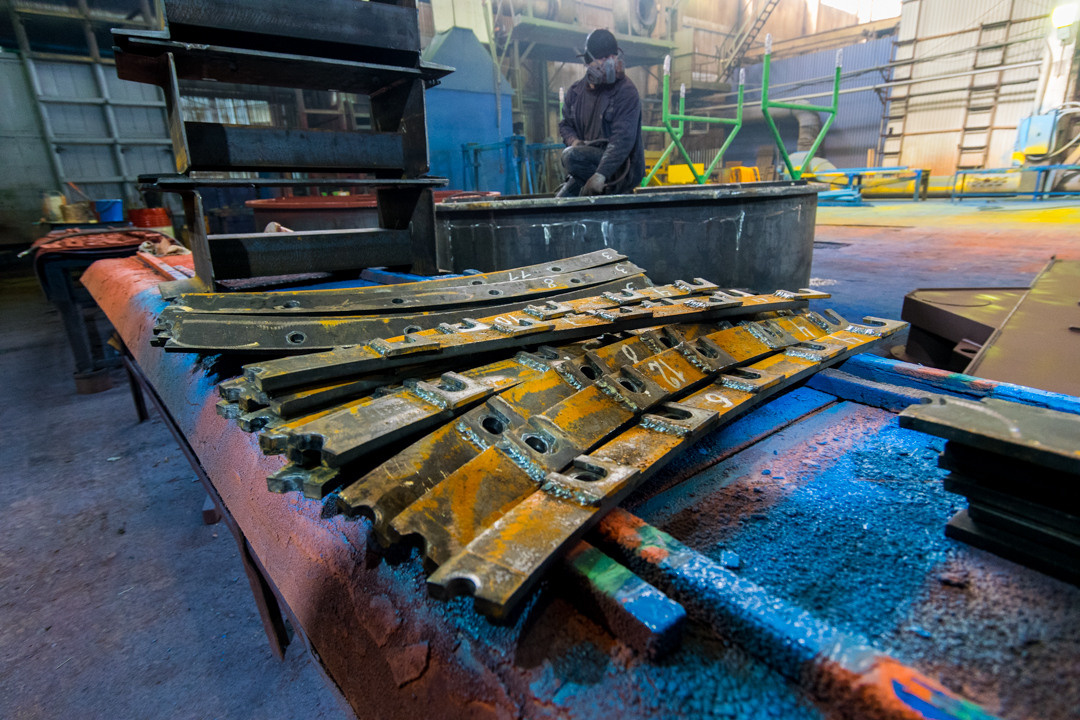 Производство, фотография маляра в покрасочном цехе Промышленное фото