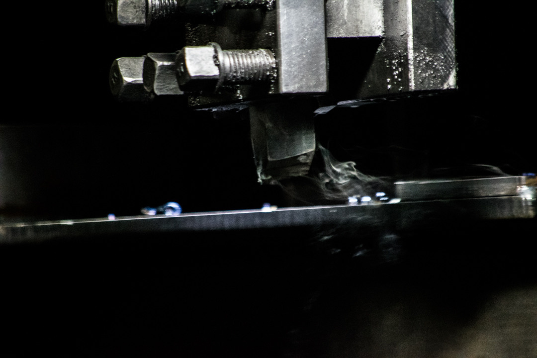 Промышленное фото Производство, станок, резка металла в черно- белых тонах