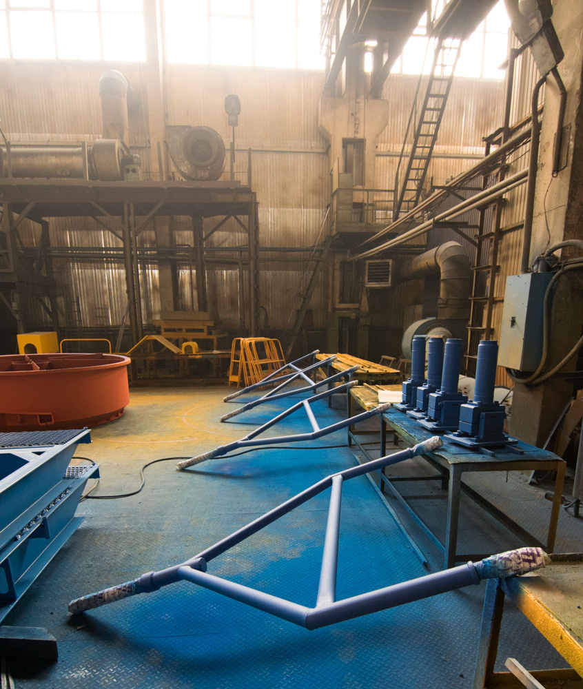 Производство, металлические конструкции, сине желтые тона Промышленное фото