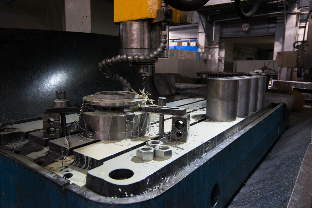 Промышленное фото Производство, сверлильный  станок с готовым изделием