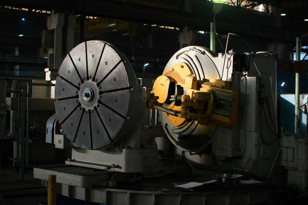 Производство, станок желто черные оттенки