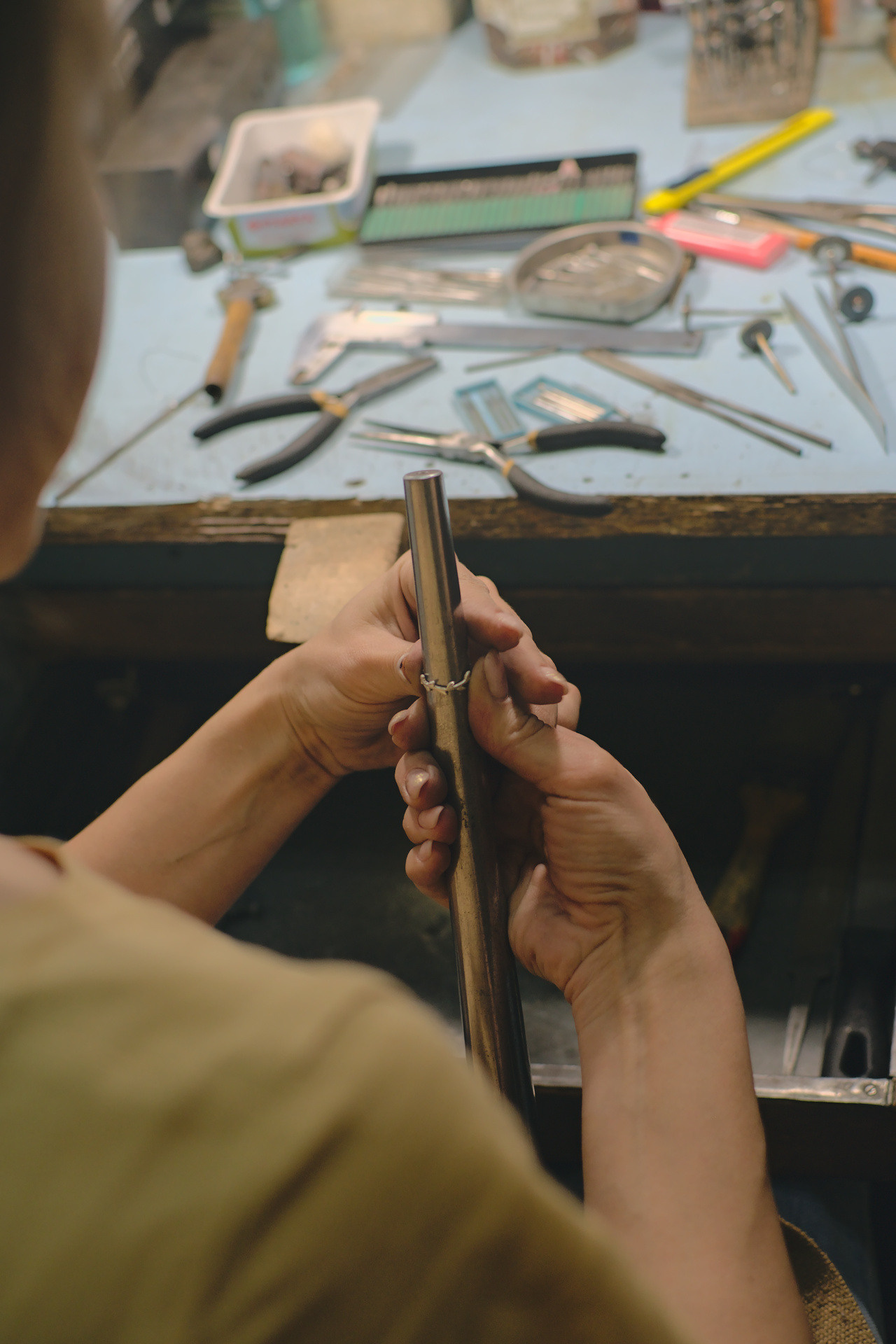 Ручная работа изготовления из серебра резка изделия