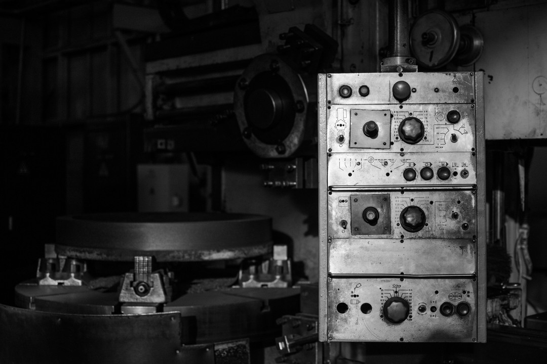 Производство, станок в черно- белых тонах Промышленное фото