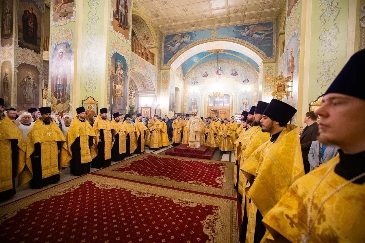 Благочинный Северо-Западного округа принял участие в Архиерейском Богослужении в Покровском соборе. Саратовское Северо-Западное благочиние