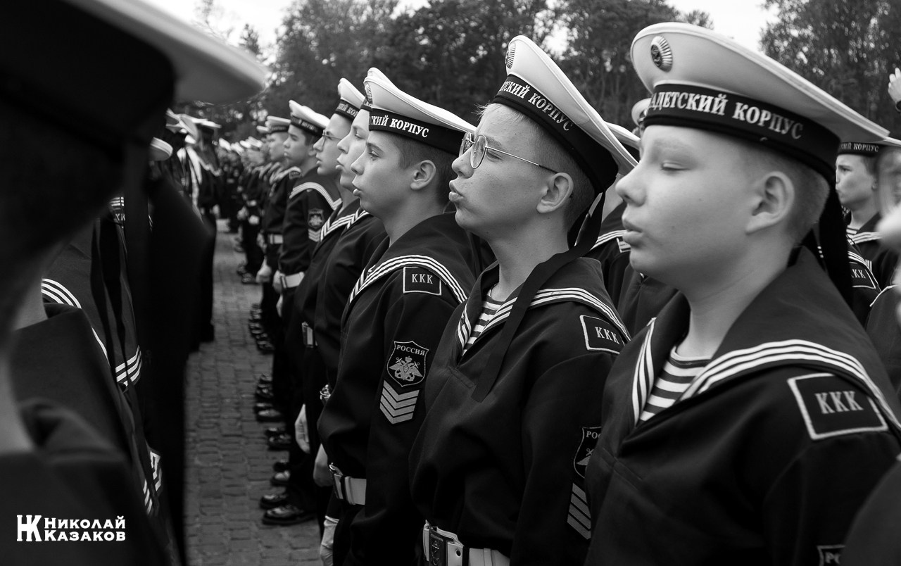 Воспитанники  Кронштадского морского кадетского военного  корпуса поют гимн России во время построения.