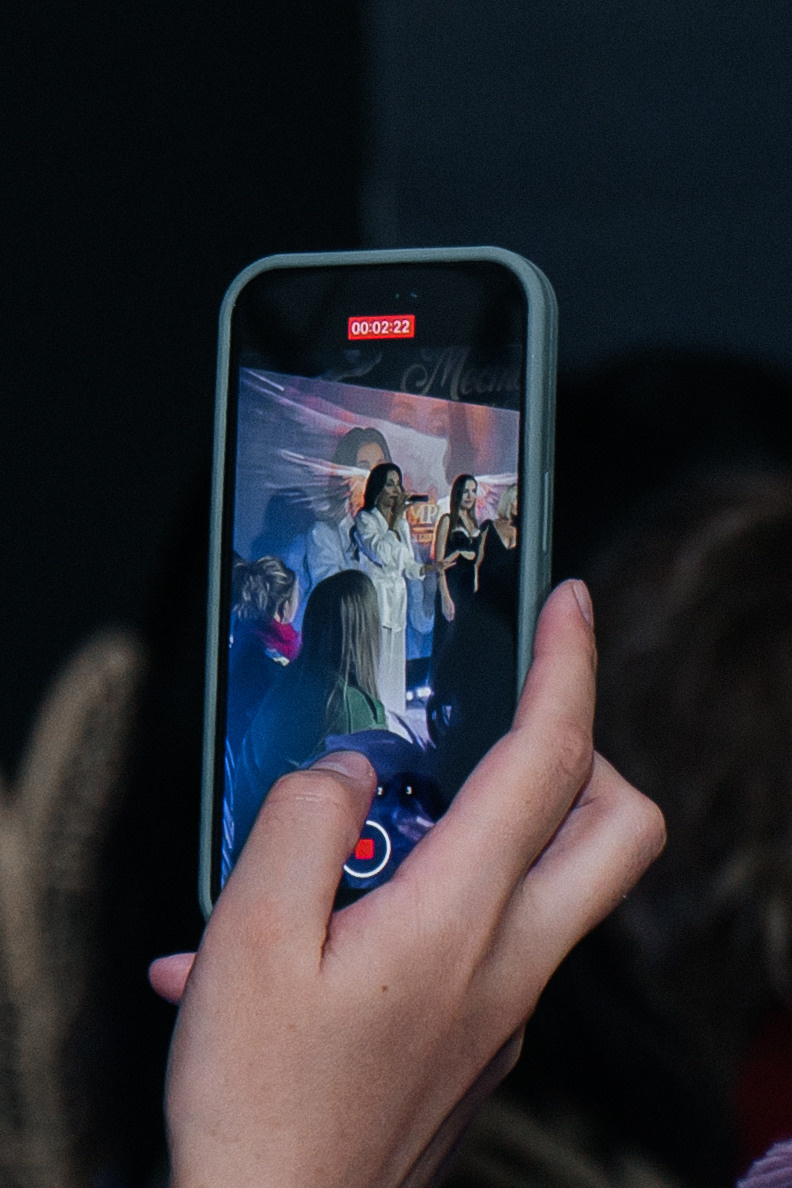 Sample. Для тех, кто не ждёт удачи, а создаёт её. Каждая фотосессия — это твой момент, твой стиль, твой успех. 📸