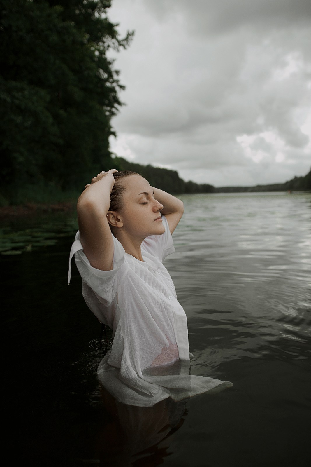 Портретная фотосессия Девушка в белой рубашке в озере. Портретный фотограф в Москве Ольга Акушко