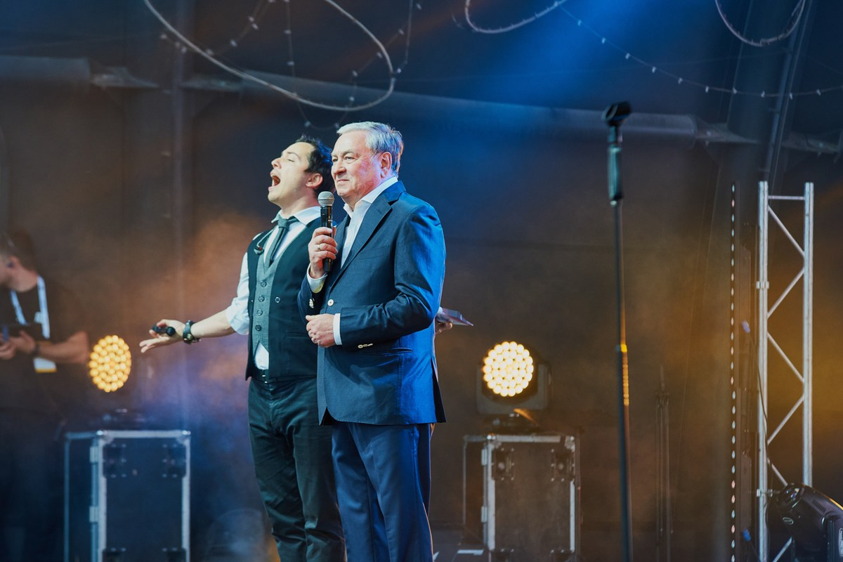 Репортаж для VIP зоны КПД Газстрой: выступление Родиона и Олега Газмановых. Репортажный и женский фотограф в Новосибирске