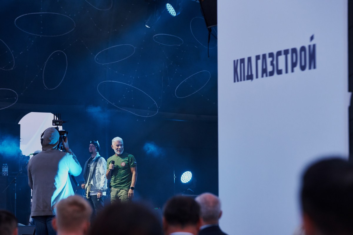 Репортаж для VIP зоны КПД Газстрой: выступление Родиона и Олега Газмановых. Репортажный и женский фотограф в Новосибирске
