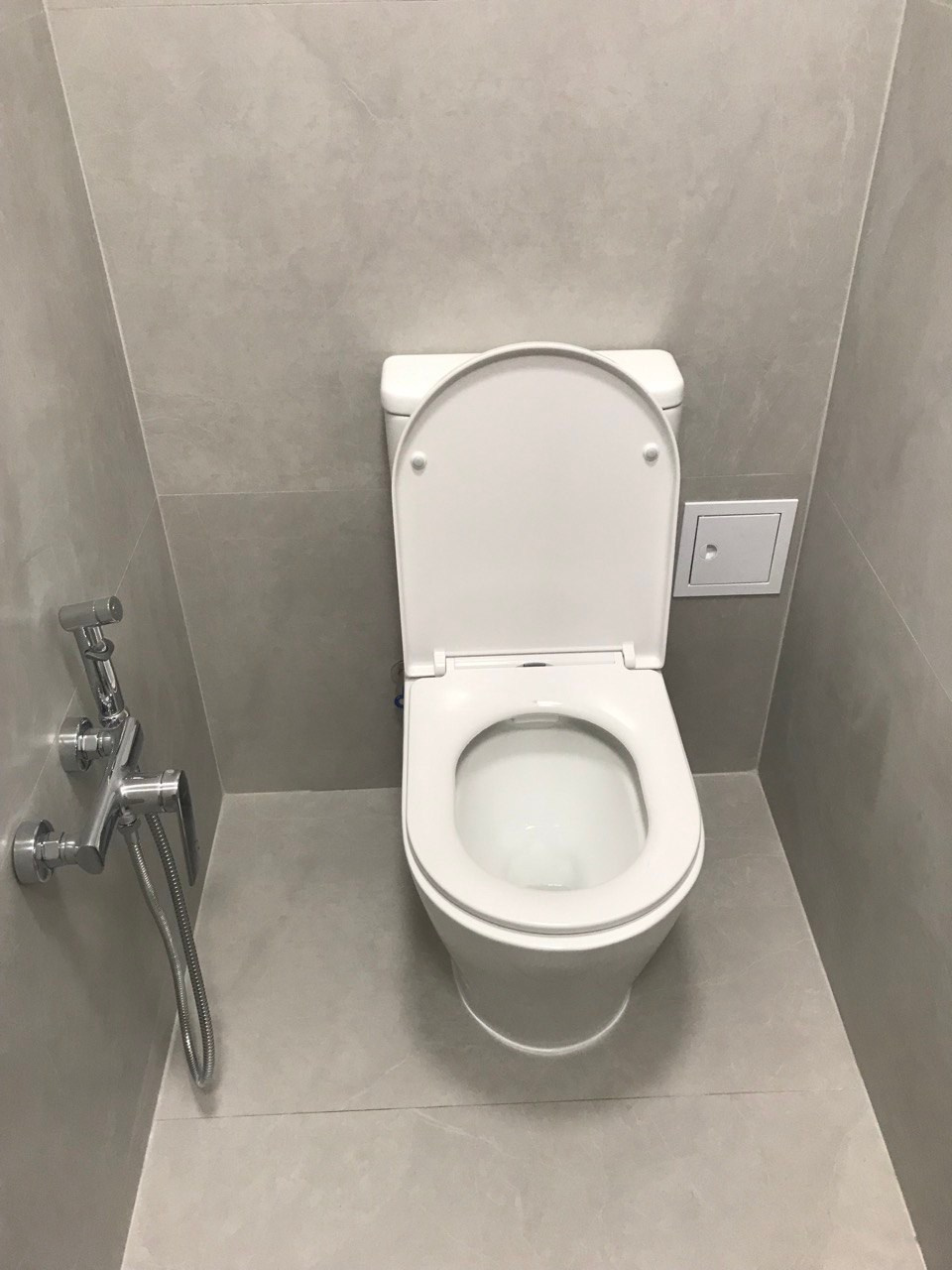 Туалет в офисном помещении (ул. Лево-Булачная д. 24/20). Ремонт санузла, туалета, ванной под ключ в Казани. Укладка плитки