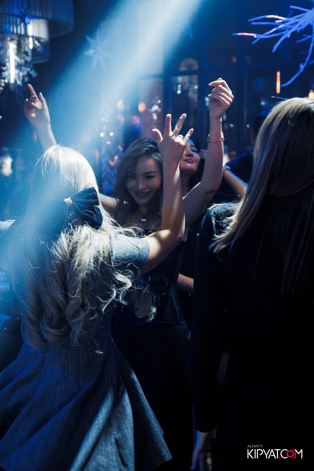 FRIENDS BAR & TERRAACE. КИПЯТКОМ АЛМАТЫ!