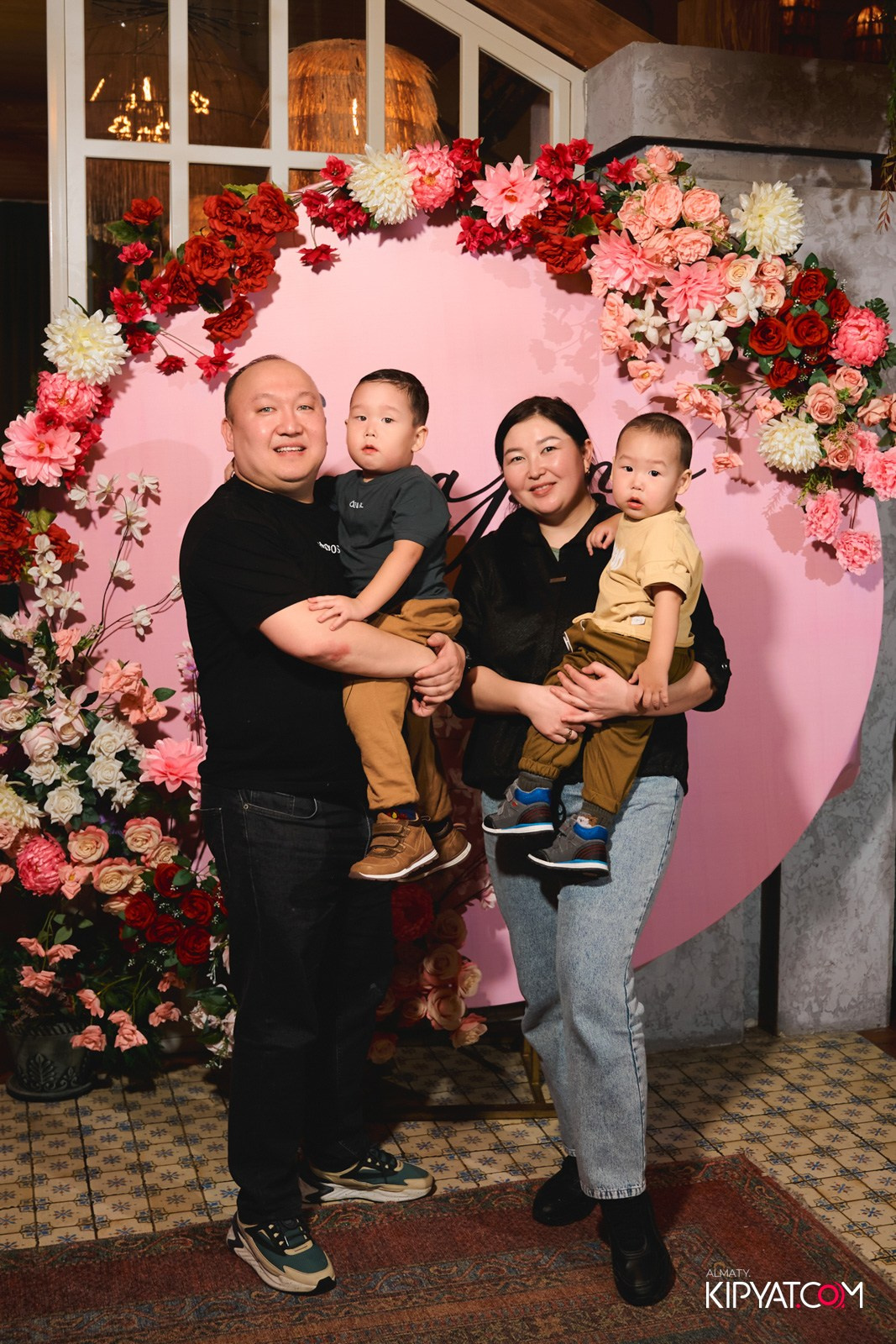 ГРУЗИНСКИЙ ДВОР НА КАБАНБАЙ БАТЫРА. КИПЯТКОМ АЛМАТЫ!