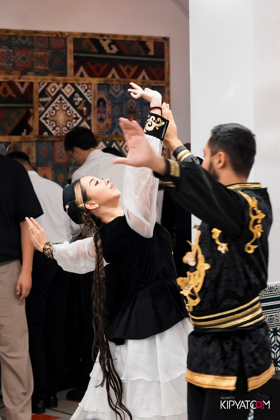 СЕМЕЙНЫЙ РЕСТОРАН BAZAAR. КИПЯТКОМ АЛМАТЫ!