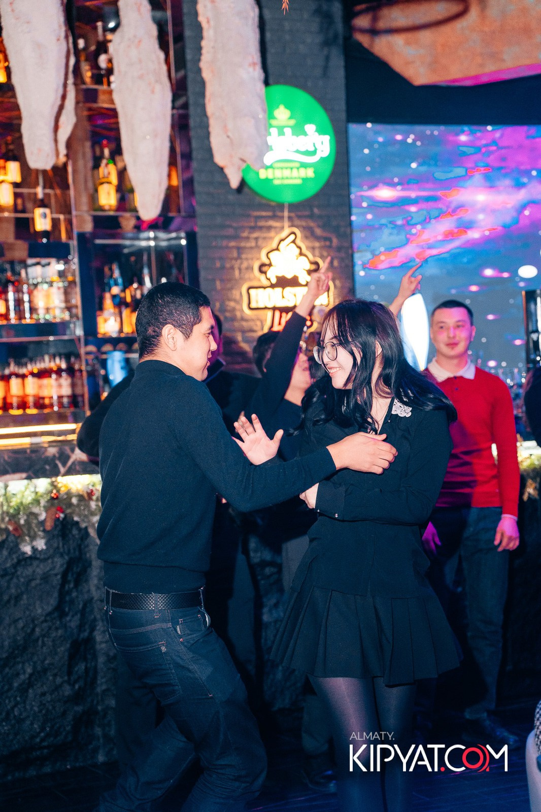 БАР ПАНАЕХАЛИ НА ТОЛЕ БИ. КИПЯТКОМ АЛМАТЫ!