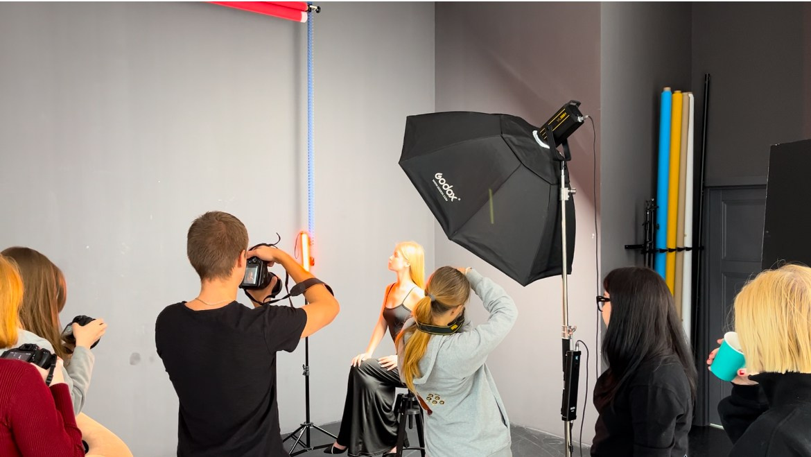 Фото бэкстейдж съёмок и занятий — как проходят наши уроки в Фотошколе Lectory 4.06. Фотошкола Екатеринбург Lectory 4.06