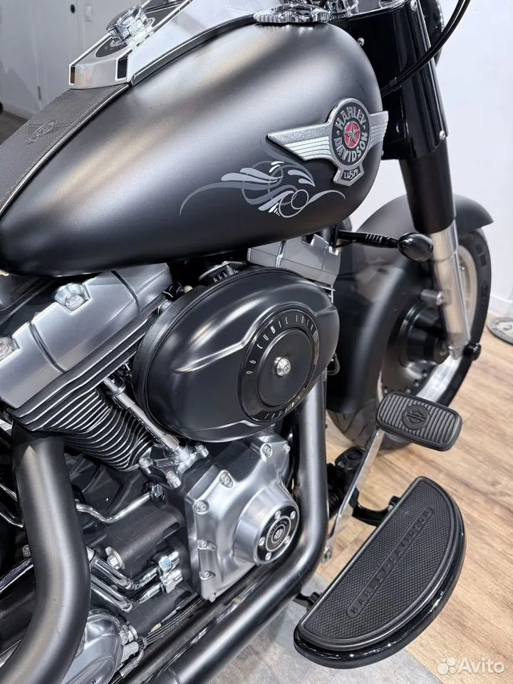Купить Harley-Davidson Fat Boy ABS (Black Denim) (Softail/Dyna) — подробнее на сайте. Hello Davidson, Москва. Только хорошие мотоциклы…