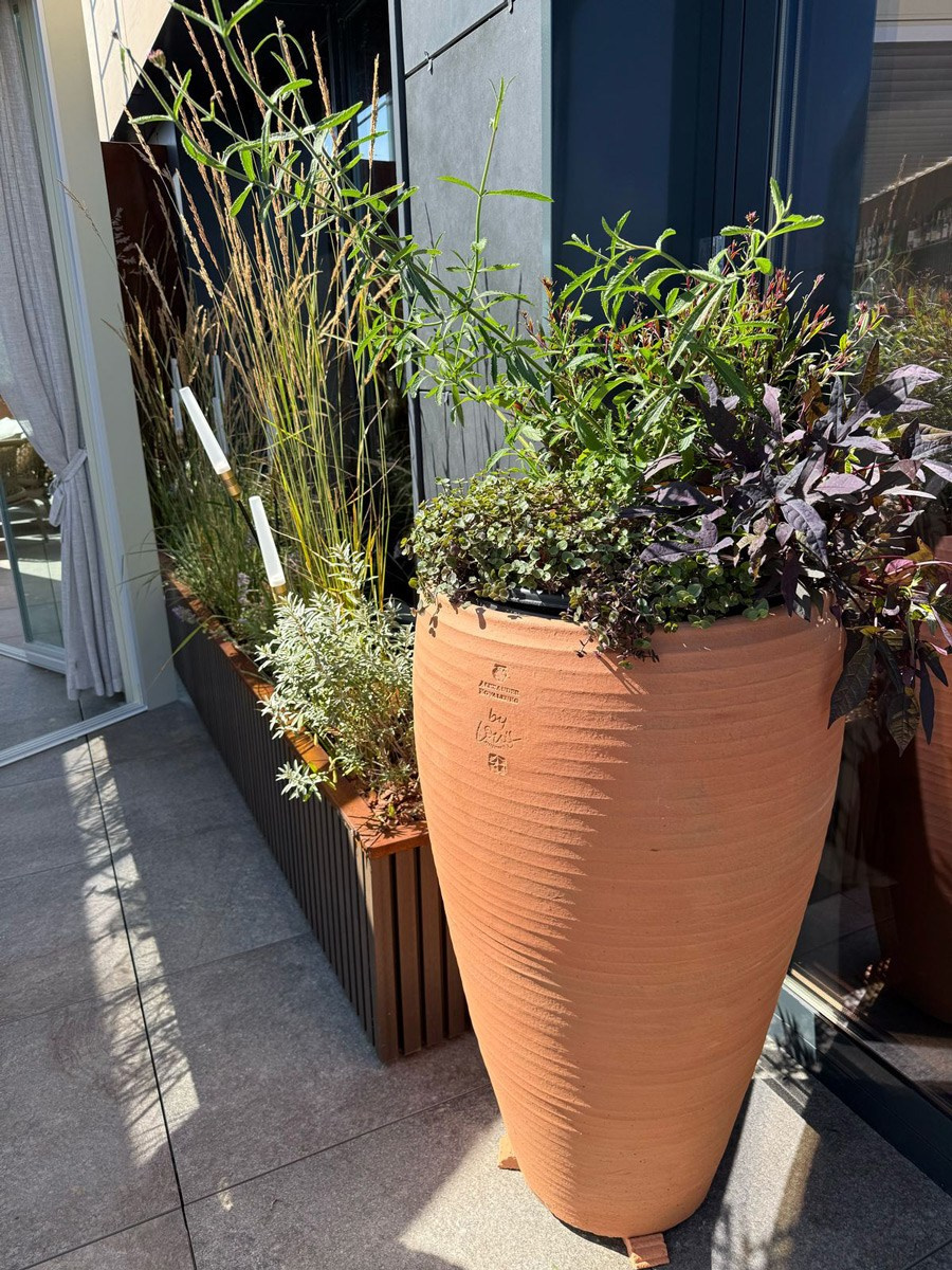 Сотрудничество с другими мастерами и дизайнерами. Керамика больших форм, предметы интерьера и ландшафта