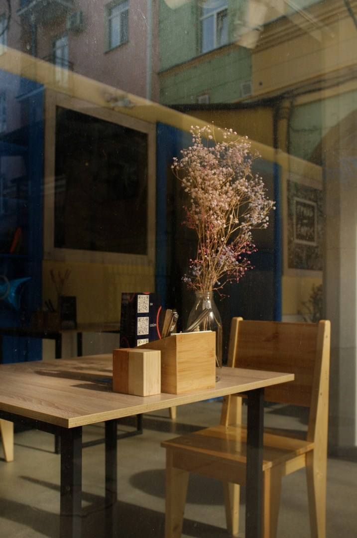 Внутри витрин / Inside the storefronts. Руслан Шувалов (поэтограф)